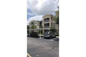 3001 Laurel Park Ln #201, KISSIMMEE