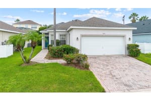454 Gleneagles Dr, DAVENPORT