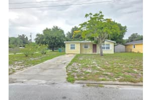 834 Donnelly St, EUSTIS