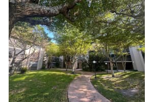 661 Ne 195th St #402, MIAMI