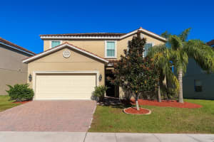 2037 Lake Side Ave, DAVENPORT