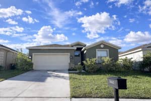 3943 Cortland Dr, DAVENPORT