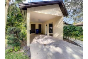 2221 Circlewood Dr, Sarasota, FL 34231, Sold 03/18/22