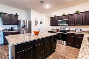 907 Shimmering Oaks Ln, Seffner, FL 33584, Sold 04/29/22