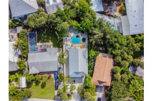 215 Island Cir, Siesta Key, FL 34242, Sold 10/11/22