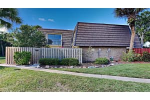 2111 VISTA OAKS CIR NE, PALM BAY, FL 32905 Sold 12/19/22