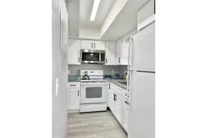 5232 TENNIS COURT CIR, TAMPA, FL 33617 Sold 01/02/24