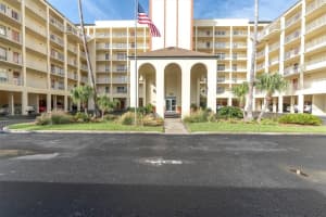 9000 Commodore Dr #401, SEMINOLE