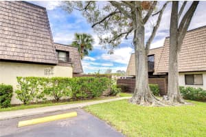 15317 POND WOODS PLACE, TAMPA, FL 33618 Sold 02/17/25