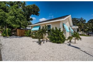 1000 OAK STREET, DUNEDIN, FL 34698 Sold 04/17/25