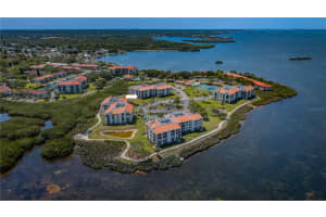 102 MARINER DRIVE, TARPON SPRINGS, FL 34689 Sold 07/22/25