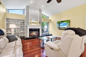 393 WATERFORD CIRCLE, TARPON SPRINGS, FL 34688 Sold 04/09/25