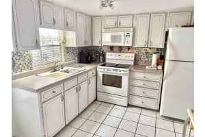 2000 BAY DRIVE, LARGO, FL 33771 - MLS#MFRTB8348225