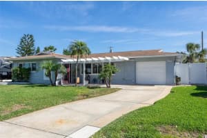 553 E Lake Dr, LARGO