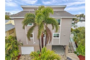 17404 1st St E, REDINGTON SHORES