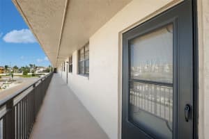 17580 GULF BOULEVARD, REDINGTON SHORES, FL 33708 Sold 04/09/25