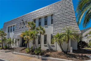 704 LYNDHURST STREET, DUNEDIN, FL 34698 Sold 04/30/25