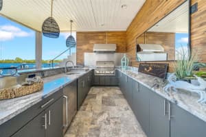 915 Bayshore Dr Tarpon Springs, FL 34689 - Off Market