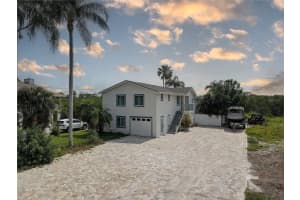 8117 Bay Dr, TAMPA