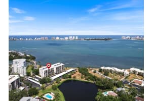 100 Oakmont Ln #305, BELLEAIR