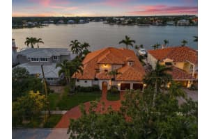 301 BAYVIEW DRIVE, ST PETERSBURG, FL 33704 - MLS#MFRTB8389442