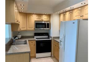 400 ISLAND WAY, CLEARWATER BEACH, FL 33767 - MLS#MFRTB8390105