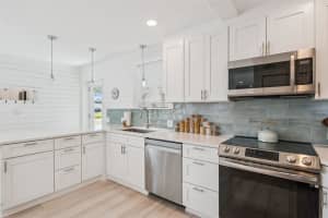 8096 GLENBROOKE LANE, SARASOTA, FL 34243 - MLS#MFRTB8390536