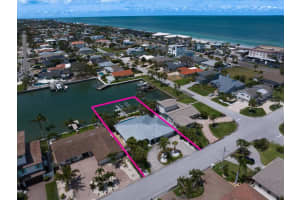 202 Howard Dr, BELLEAIR BEACH