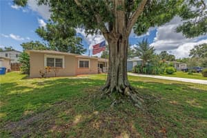 2415 YORK STREET, ST PETERSBURG, FL 33710 - MLS#MFRTB8396772