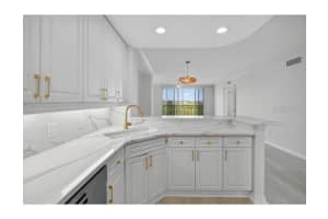 5430 Eagles Point Cir #202, SARASOTA