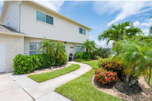 8425 FLAGSTONE DRIVE, TAMPA, FL 33615 - MLS#MFRTB8400133