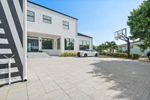 585 DOLPHIN AVENUE, ST PETERSBURG, FL 33705 - MLS#MFRTB8407275