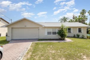 907 Valentina Dr, DUNDEE