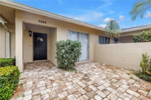 6884 W Country Club Ln, SARASOTA