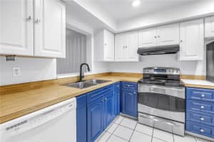 6884 COUNTRY CLUB LANE, SARASOTA, FL 34243 Sold 10/08/25