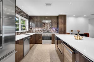 562 LEWIS BOULEVARD, ST PETERSBURG, FL 33705 - MLS#MFRTB8409330