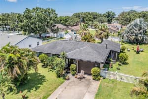 250 Lake Palms Dr, LARGO