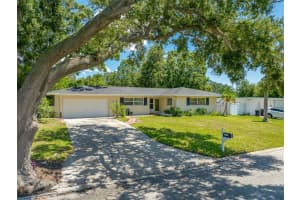2141 Indian Ave S, BELLEAIR BLUFFS