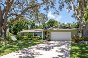 8135 Bayshore Dr, SEMINOLE