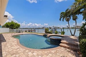 565 Crystal Dr, MADEIRA BEACH