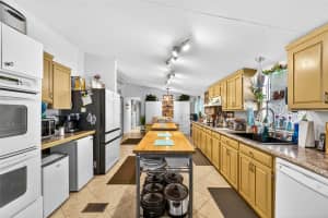 10538 BAY HILLS CIRCLE, THONOTOSASSA, FL 33592 Sold 11/17/25