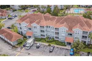 18001 Richmond Place Dr #733, TAMPA