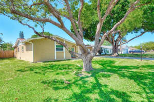 818 PLUM TREE LANE, SARASOTA, FL 34243 - MLS#MFRTB8427035