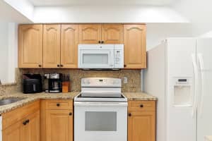 10131 LAKE OAK CIRCLE, TAMPA, FL 33624 - MLS#MFRTB8428448