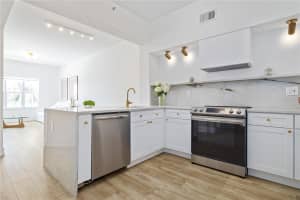 100 4TH AVENUE, ST PETERSBURG, FL 33701 - MLS#MFRTB8435544