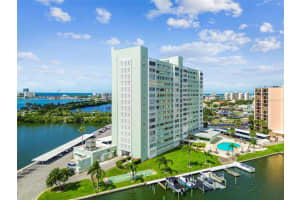 31 ISLAND WAY, CLEARWATER BEACH, FL 33767 - MLS#MFRTB8436789