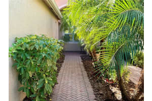 15858 AURORA LAKE CIRCLE, WIMAUMA, FL 33598 - MLS#MFRTB8440763