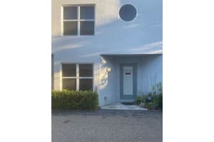 67 16th St N, St. Petersburg, FL 33705, Sold 11/07/25