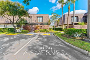 15233 POND WOODS DRIVE, TAMPA, FL 33618 - MLS#MFRTB8446986