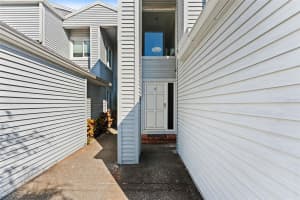 9727 TIFFANY OAKS LANE, TAMPA, FL 33612 - MLS#MFRTB8449354